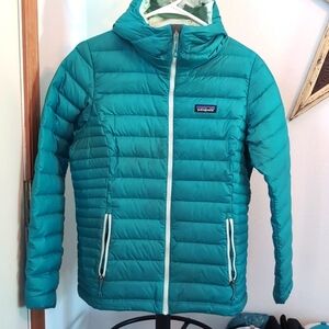 Patagonia women's medium down jacket in light blue